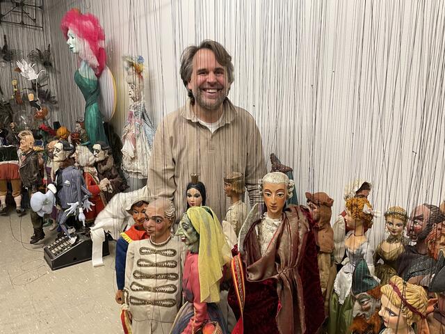 Das Marionettentheater feiert heuer den 111. Geburtstag. Dem Publikum öffnet sich hier eine Welt der Magie. Im Bild Philippe Brunner, Künstlerischer Direktor | Foto: Lisa Gold