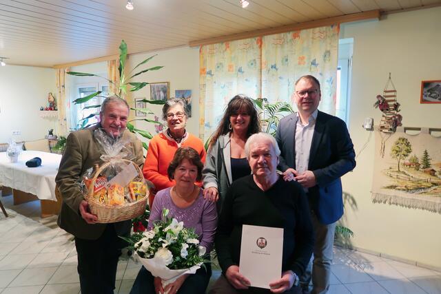Von links: Seniorenbund-Obmann Mantler Hans, Haderer Waltraude, OV Schneider Maria, Bürgermeister Aigner Franz, vorne: Jubilare Isabella und Herbert Löscher | Foto: Marktgemeinde Kirchberg/Wagram