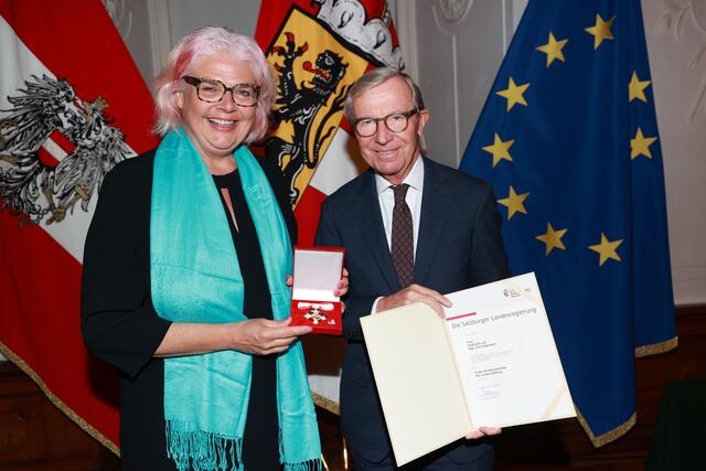 Überreichung des Großen Verdienstzeichen des Landes Salzburg an Anja Hagenauer aus Salzburg. | Foto: Land Salzburg / Franz Neumayr
