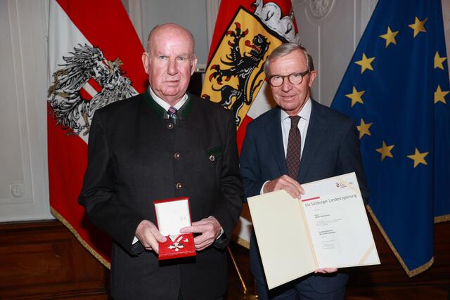 Überreichung des Verdienstzeichen des Landes Salzburg an Johann Maziborsky aus Taxenbach. | Foto: Land Salzburg / Franz Neumayr
