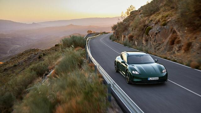 Jeder neue Taycan kann von 10 auf 80 % in 18 Minuten schnellladen. Ladezeit bei unserem Test-4S Cross Turismo bei 22 kW sind fünf Stunden. | Foto: Porsche