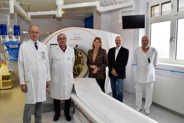 Primarius Wolfgang Krampla, interim. Ärztlicher Direktor Dr. Rainer Ernstberger, Pflegedirektorin Silvia Hickelsberger, interim. Kaufmännischer Direktor Anton Hörth und leitender Röntgentechniker Jan Pollak mit dem neuen CT im Landesklinikum Hollabrunn | Foto: Landesklinikum Hollabrunn