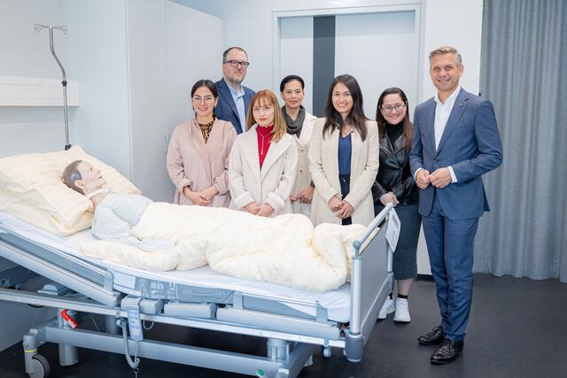 Projektleiter Christoph Jungwirth und Sozial-Landesrat Wolfgang Hattmannsdorfer (ÖVP) mit philippinischen Pflegekräften.

 | Foto: Land OÖ/Bayer