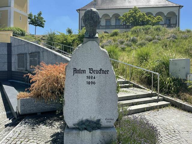 Mit einer Büste wird dem berühmtesten Sohn der Stadt Ansfelden gedacht.  | Foto: BRS