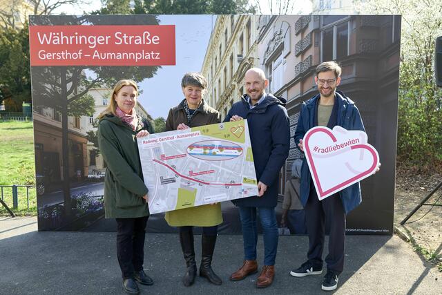 Bei der Präsentation vor Ort: Angelika Pipal-Leixner (Neos-Mobilitätssprecherin), Bezirksvorsteherin Silvia Nossek (Grüne), MA 28-Leiter Thomas Keller und Radverkehrsbeauftragter Martin Blum. | Foto: Stadt Wien/Markus Wache