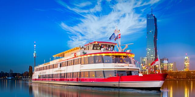 Das Schiff DDSG Blue Danube trägt anlässlich des irischen Nationalhelden Patrick grün und bietet am Samstag, dem 16. März, eine besondere Fahrt. (Archiv) | Foto: DDSG Blue Danube