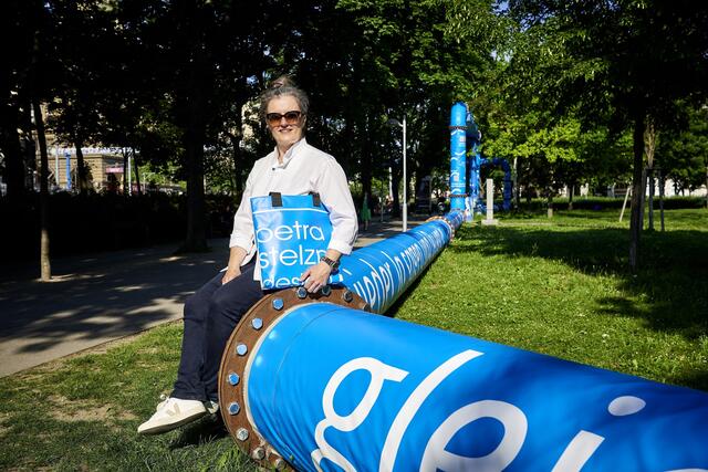 Desingnerin Petra Stelzmüller aus Vöcklamarkt hat in Wien ein Kunst-Wasserrohr der Wiener Linien gestaltet.  | Foto: Erich Reismann