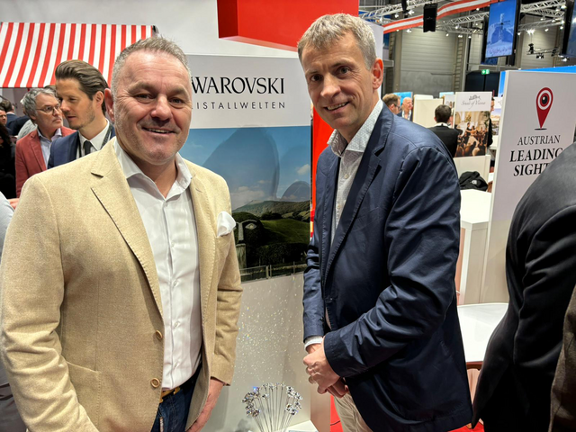 Klaus Panholzer, Präsident der Austrian Leading Sights und CEO der Schönbrunn Group, gratuliert Stefan Isser, Geschäftsführer der D. Swarovski Tourism Services GmbH, zum erfolgreichen Comeback der Swarovski Kristallwelten als eine der meistbesuchten Erlebnisattraktionen Österreichs.

 | Foto: Swarovski Kristallwelten