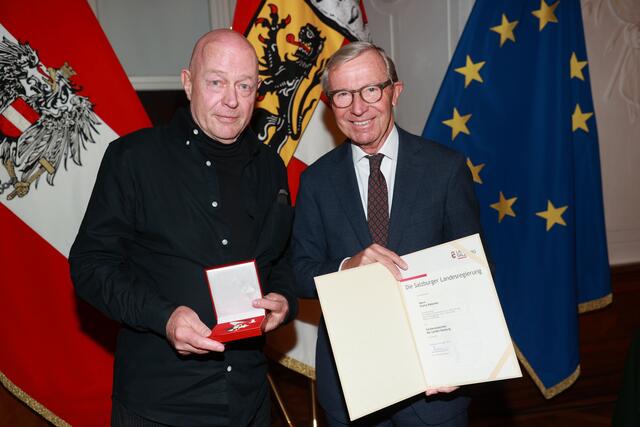 Überreichung des Verdienstzeichen des Landes Salzburg an Charly Rabanser aus Neukirchen am Großvenediger. | Foto: Land Salzburg / Franz Neumayr
