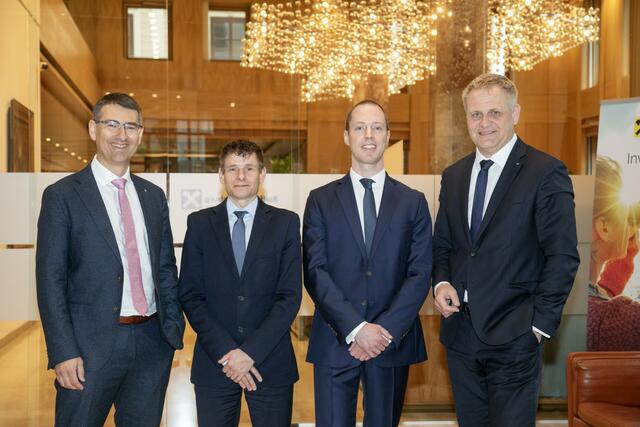 Präsentierten die neuesten Ergebnisse zum Immobilienmarkt Salzburg: Manfred Quehenberger (Geschäftsleiter
RVS), Gunter Deuber und Matthias Reith (beide Raiffeisen Research, Wien) und Peter Mayr (GF Raiffeisen Immobi-
lien Salzburg). | Foto: RVS