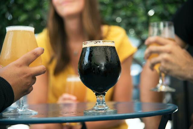 Ein dunkles Irish-Bier darf nicht am Feiertag fehlen. | Foto: Elevate/Unsplash