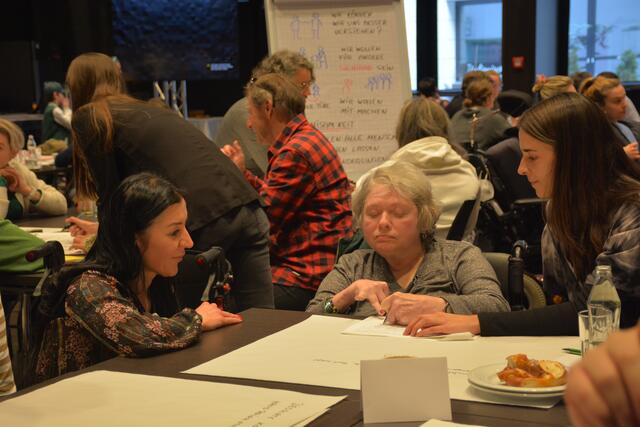 Integrationsbeauftragte Meral Sevencan (links) im Gespräch mit einer Teilnehmerin. | Foto: Standortmarketing/Kleinheinz