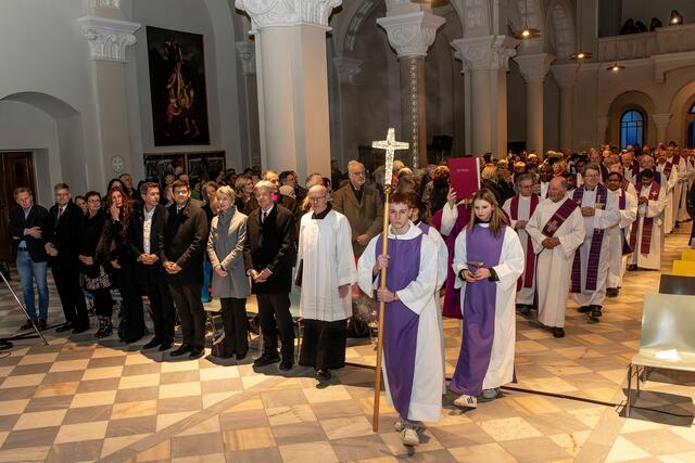 Gerald Horn (Direktor BG Tanzenberg), LR.in Beate Prettner, Bezirkshauptfrau Claudia Egger-Grillitsch, LR Daniel Fellner, LHStv. Martin Gruber, LHStv.in Gaby Schaunig und LH Peter Kaiser beim Gottesdienst in der Seminarkirche in Tanzenberg.
 | Foto: LPD Kärnten/Gleiss