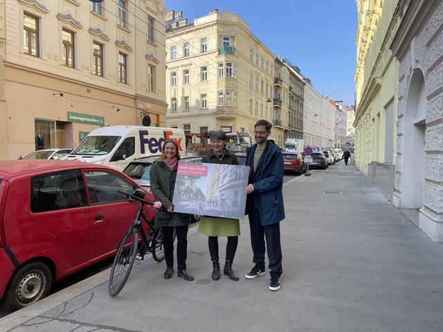 Neos Wien-Mobilitätssprecherin Angelika Pipal-Leixner, Bezirksvorsteherin Silvia Nossek (Grüne) und Radverkehrskoordinator der Stadt Wien, Martin Blum, bei der Präsentation des Projekts.  | Foto: Laura Rieger