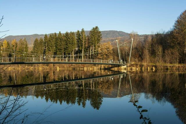 Am Freitag, den 29. September 2023 fand ein Passant auf dem Treppelweg (Almweg) an der Salzach in Hallein-Rif, etwa mittig zwischen Ursteinsteg und dem Bootshaus des Ruderclubs Salzburg, eine 32-jährige weibliche Person (Fußgängerin) mit schwersten Kopfverletzungen. | Foto: Gebhard Fritz