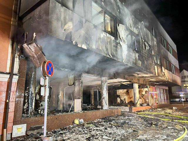 In Liezen kam es in der Nacht auf Dienstag zu einem Brand in einem Mehrparteienhaus. Intensive Ermittlungen führten zu zwei Verdächtigen. | Foto: FF Liezen-Stadt