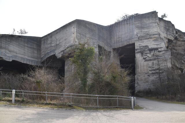 Das mächtige Felsentheater von außen. | Foto: RMA Podiwinsky