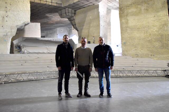 Intendant Sepp Schreiner (Mitte) mit Regionalleiter Marcus Skalicky der RegionalMedien (l.) und Bühnentechniker Ernö Tremmel (re.) im Felsentheater.  | Foto: RMA Podiwinsky