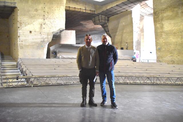 Intendant Sepp Schreiner (l.) und Bühnentechniker Ernö Tremmel (re.) auf der Bühne des Felsentheaters.  | Foto: RMA Podiwinsky