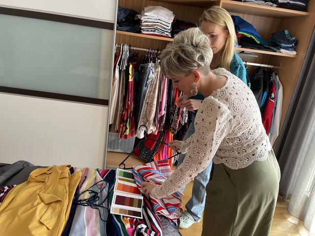 Der persönliche Farbpass bildet auch beim Kleiderschrankcheck die Basis. | Foto: Gerold