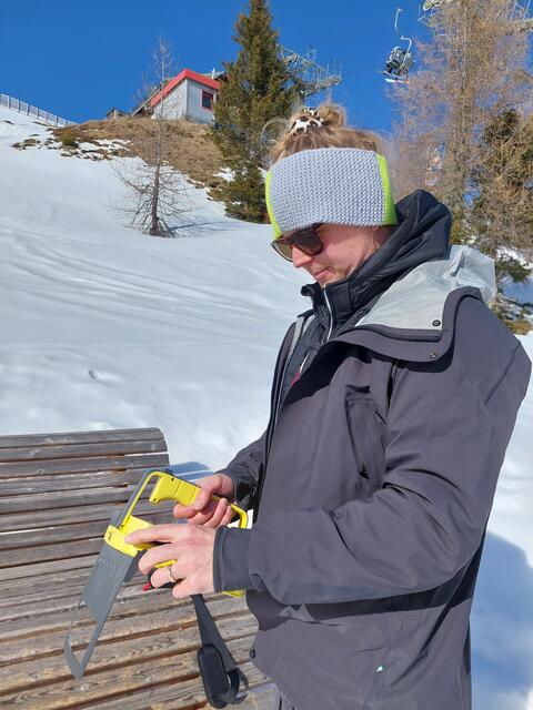 Der Bergretter und sein neues RECCO-Suchgerät | Foto: Jasmin E. Pickl