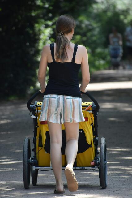 Breite Gehsteige, die es für Kinderwägen braucht, und längere Ampelschaltungen für Fußgängerinnen und Fußgänger machen eine Stadt sicherere für alle.  | Foto: Unsplash