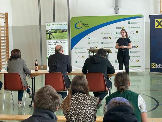 Stefanie Berer (LJ Uttendorf) bei der vorbereiteten Rede. | Foto: Bezirkslandjugend Braunau