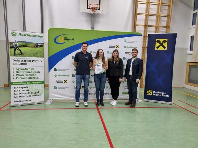 Spontanrede über 18 – 3. Platz Daniela Auer (Landjugend Tarsdorf)
v.l.n.r. Bezirksleiter Christoph Schnitzinger, Daniela Auer, Bezirksleiterin Julia Grill, Bürgermeister Gemeinde Moosbach Josef Reiseder
 | Foto: Bezirkslandjugend Braunau