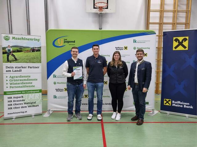 Vorbereitete Rede über 18 – 5. Platz Hannes Stadler (Landjugend Handenberg)
v.l.n.r. Hannes Stadler, Bezirksleiter Christoph Schnitzinger, Bezirksleiterin Julia Grill, Bürgermeister Gemeinde Moosbach Josef Reiseder
 | Foto: Bezirkslandjugend Braunau