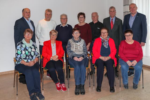 Mitglieder des Vorstands mit Bezirksvorsitzender Leopold Kapeller (r.): Inge Zapletal, Gertrude Schelm, Hedwig Mantsch, Waltraud Trinko und Andrea Lebersorger (sitzend) sowie Franz Irschik, Josef Armberger, Johann Wallner, Christine Armberger, Rudolf Stojetz und Franz Schelm (stehend, jeweils v.l.)
Im Bild auch Bezirksvorsitzender Leopold Kapeller. | Foto: Pensionistenverband Groß Siegharts