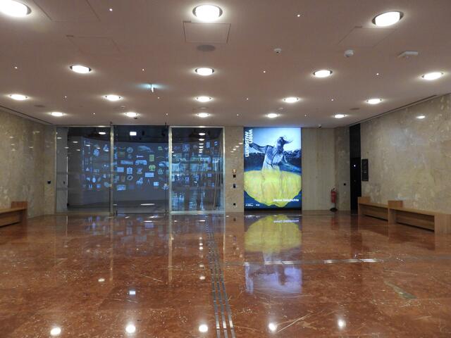 In der Eingangshalle - gegenüber vor Zugang zur Ausstellung. | Foto: Zuzana Kobesova 2024