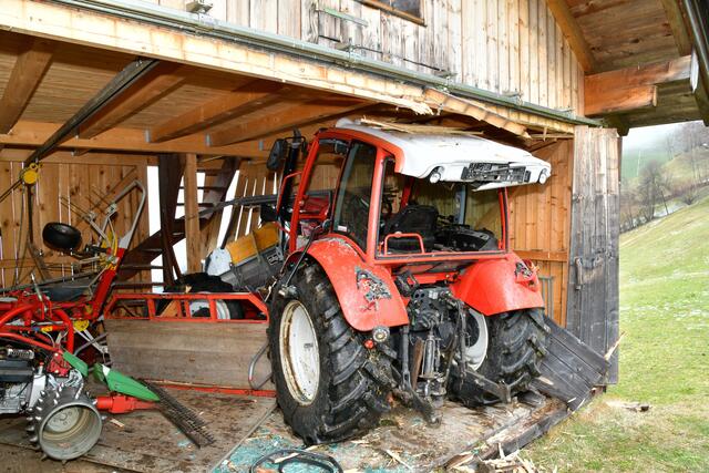 Durch den Crash wurde der Traktor als auch die Scheune stark beschädigt. | Foto: Zoom.tirol