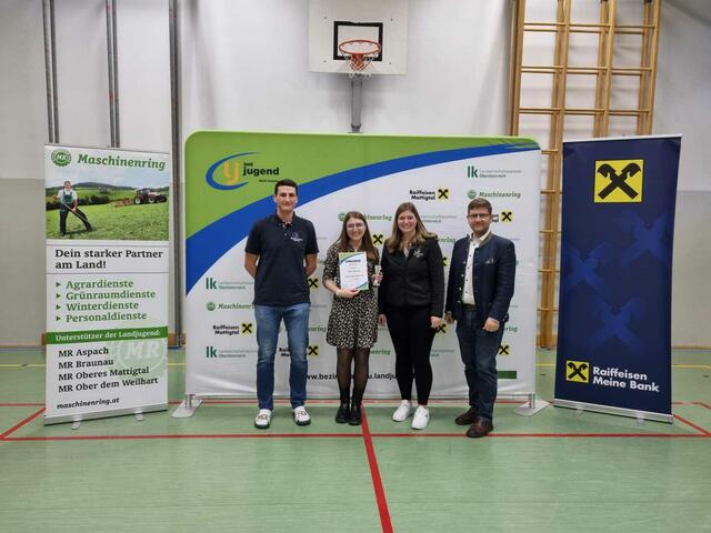Vorbereitete Rede über 18 – 2. Platz Julia Hatheier (Landjugend Neukirchen)
v.l.n.r. Bezirksleiter Christoph Schnitzinger, Julia Hatheier, Bezirksleiterin Julia Grill, Bürgermeister Gemeinde Moosbach Josef Reiseder
 | Foto: Bezirkslandjugend Braunau