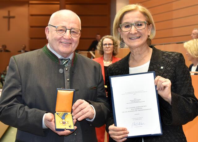 Reinhard Lechner erhielt von der Landeshauptfrau das Goldene Ehrenzeichen für Verdienste um das Land Niederösterreich. | Foto: Herbert Schleich