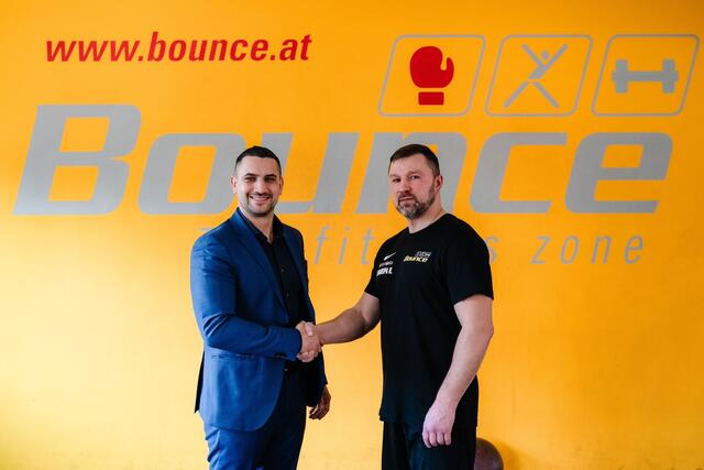 Marcos Nader (l.) begrüßt den ehemaligen ukrainischen Profiboxer und Weltmeister Roman Shkarupa als neuen Kadertrainer des Boxclubs Bounce. | Foto: FRB Media