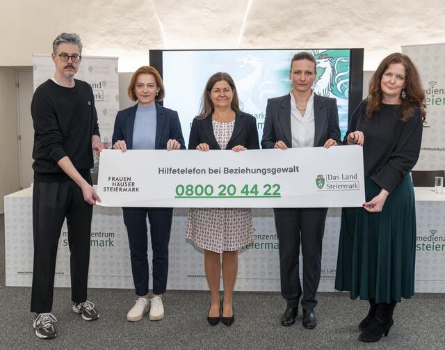 Eine Nummer für alle Fälle: Das neue Hilfstelefon, das am 2. April startet, bildet den Kernpunkt von sechs Maßnahmen, die den Gewaltschutz in der Steiermark sicher stellen sollen. Am Foto: Michael M. Kurzmann (Männerberatung Steiermark) LRin Simone Schmiedtbauer, LRin Doris Kamp, Sarah Heinze (Gerichtsmedizinerin) und Michaela Gosch (Leiterin Frauenhäuser Steiermark) (v.l.) | Foto: Land Steiermark/Robert Binder