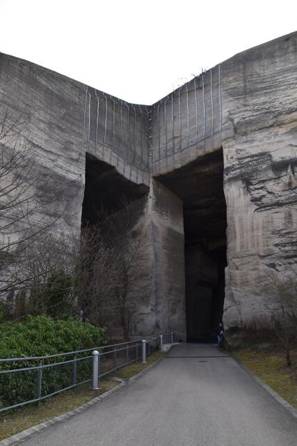 Der gewaltige Eingang des Felsentheaters. | Foto: RMA Podiwinsky