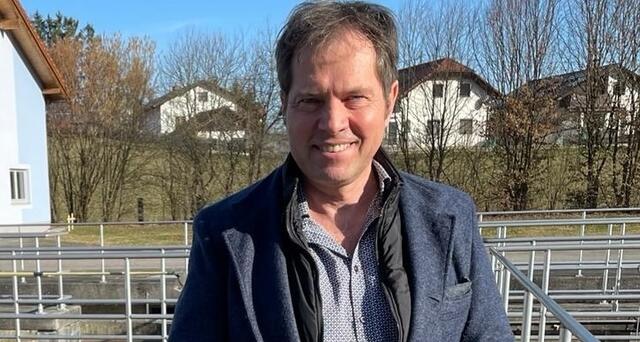 Infrastruktur-Stadtrat Rainer Widmann (Bürgerliste Wiff) vor der Kläranlage in Freistadt. | Foto: Privat