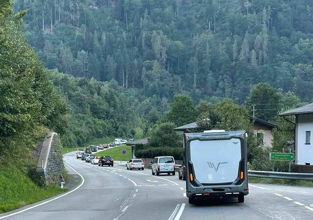 Der Stau entlang der B 99. All diese Fahrzeuge mussten durch Pöham fahren. | Foto: Sabine Klausner