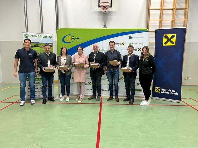 Das Juryteam. v.l.n.r. Bezirksleiter Christoph Schnitzinger, Landtagsabgeordneter Klaus Mühlbacher, Bezirksbäurin Christina Huber, Nationalratsabgeordnete Andrea Holzner, Obmann FF Moosbach Christian Burgstaller, ehem. Bezirksleiter Fabian Beinhundner, Bürgermeister Moosbach Josef Reiseder, Bezirksleiterin Julia Grill | Foto: Bezirkslandjugend Braunau
