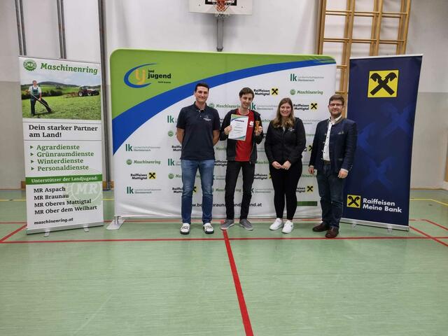 Spontanrede unter 18 – 3. Platz Felix Auer (Landjugend Tarsdorf)
v.l.n.r. Bezirksleiter Christoph Schnitzinger, Felix Auer, Bezirksleiterin Julia Grill, Bürgermeister Gemeinde Moosbach Josef Reiseder
 | Foto: Bezirkslandjugend Braunau