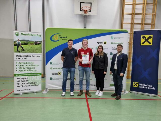 Vorbereitete Rede unter 18 – 4. Platz Joshua Helmberger (Landjugend Tarsdorf)
v.l.n.r. Bezirksleiter Christoph Schnitzinger, Joshua Helmberger, Bezirksleiterin Julia Grill, Bürgermeister Gemeinde Moosbach Josef Reiseder
 | Foto: Bezirkslandjugend Braunau