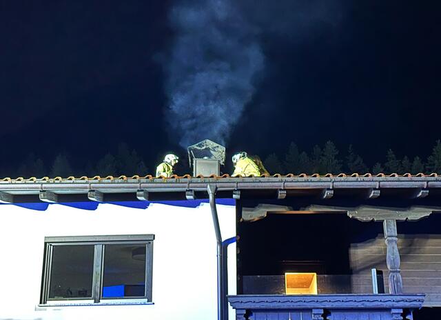 Am Mittwoch am späten Abend kam es in einem Wohnhaus in Erlach zu einem Kaminbrand. | Foto: ZOOM.TIROL