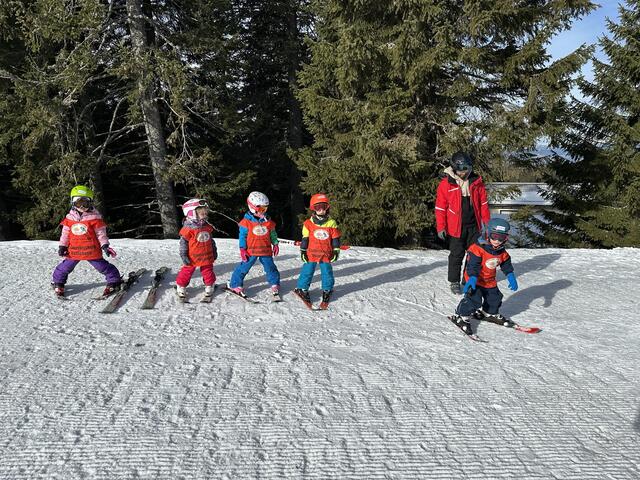 Mit Begeisterung und unter fachkundiger Anleitung waren die Kinder vom Kindergarten Ritzing auf den Pisten unterwegs. | Foto: Kindergarten Ritzing