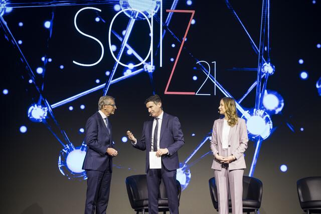 Mit einem Talk zum gemeinsamen Wirtschaftsraum eröffneten gestern Mittwoch Landeshauptmann Wilfried Haslauer, der bayerische Staatsminister Eric Beißwenger und Staatssekretärin Claudia Plakolm die Startup-Messe „salz21“. | Foto: Land Salzburg/Neumayr/Leopold