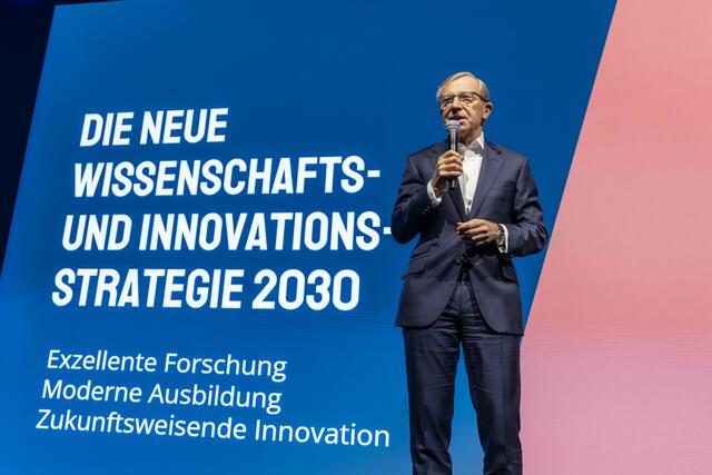 Landeshauptmann Wilfried Haslauer stellte am Mittwochabend Salzburgs Wissenschafts- und Innovationsstrategie vor. Ziel ist es, Salzburg als Top Standort noch mehr zu etablieren. | Foto: Land Salzburg/Neumayr/Hofer