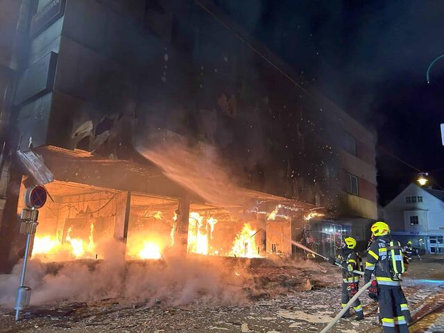 Noch in den frühen Morgenstunden führten Kriminalisten gemeinsam mit einem Sachverständigen für Brandursachenermittlung die ersten Ermittlungen am Brandort durch.  | Foto: FF Liezen-Stadt