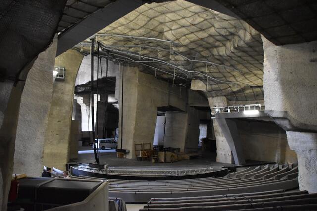 Felsentheater in Fertörakos an der Österreich/Ungarischen Grenze. Die Bühne wird vorbereitet für die nächste Produktion.  | Foto: RMA Podiwinsky