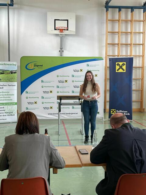 Daniela Auer (LJ Tarsdorf) bei der vorbereiteten Rede. | Foto: Bezirkslandjugend Braunau