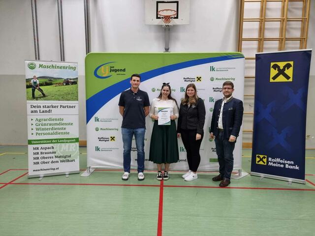 Spontanrede über 18 – 4. Platz Annika Zwinger (Landjugend Handenberg)
v.l.n.r. Bezirksleiter Christoph Schnitzinger, Annika Zwinger, Bezirksleiterin Julia Grill, Bürgermeister Gemeinde Moosbach Josef Reiseder
 | Foto: Bezirkslandjugend Braunau